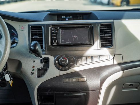 Used 2014 Toyota Sienna SE image 14