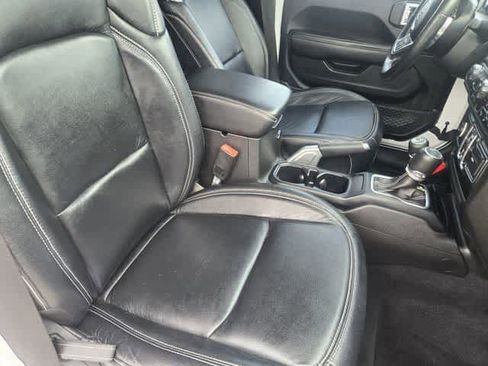 Used 2018 Jeep Wrangler Unlimited Sahara AWD/4WD image 13