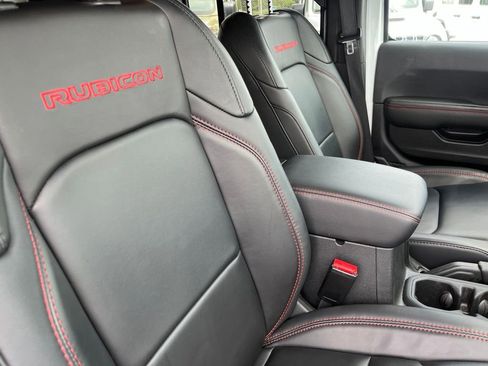 Used 2025 Jeep Wrangler Unlimited Rubicon AWD/4WD image 45