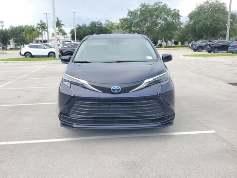 Used 2024 Toyota Sienna LE AWD/4WD image 8