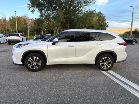 Used 2022 Toyota Highlander XLE FWD image 2