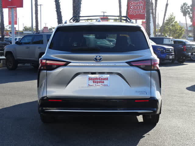 Used 2024 Toyota Sienna Platinum FWD image 13