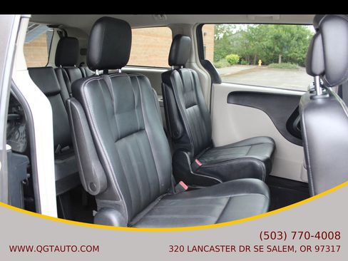 Used 2016 Chrysler Town & Country Touring image 18