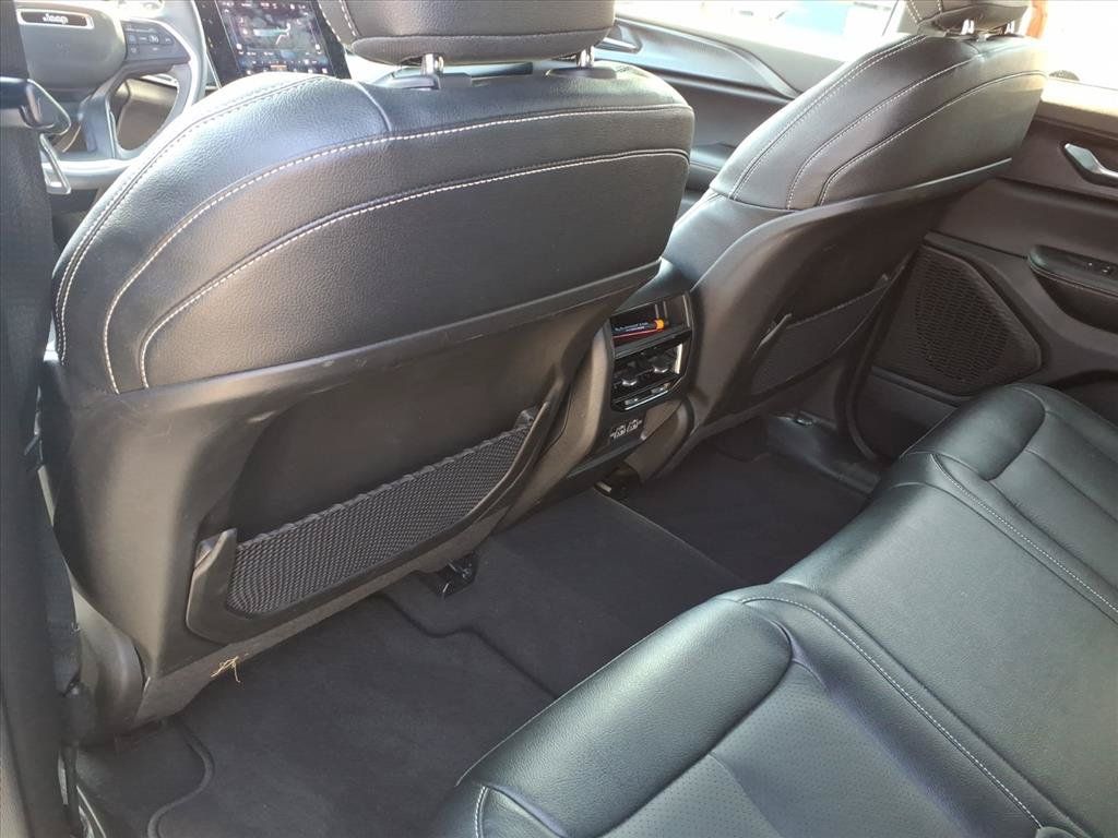 Used 2024 Jeep Grand Cherokee Laredo X w/ Luxury Tech Group I AWD/4WD image 15