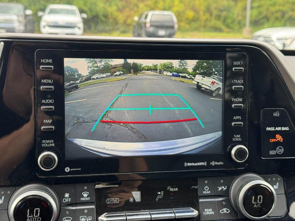 Used 2020 Toyota Highlander XLE AWD/4WD image 31