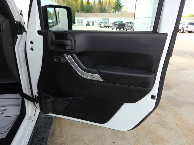 Used 2015 Jeep Wrangler Unlimited Sahara w/ Connectivity Group AWD/4WD image 45