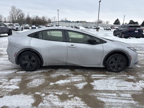 Used 2024 Toyota Prius LE image 3