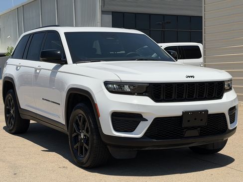 Used 2025 Jeep Grand Cherokee Altitude RWD image 9