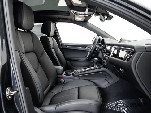 Certified 2026 Porsche Macan AWD/4WD image 24