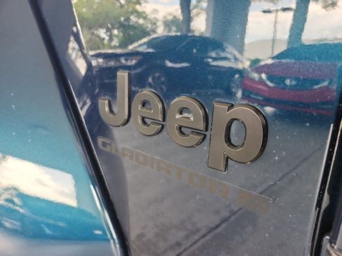 Used 2025 Jeep Gladiator Sport AWD/4WD image 32