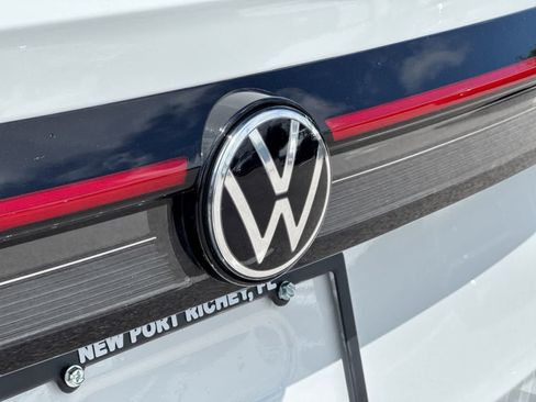 Used 2025 Volkswagen Taos SE FWD image 18