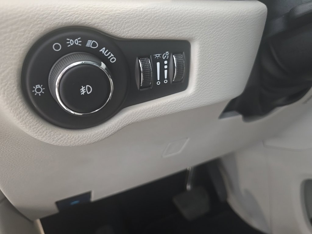 Used 2024 Chrysler Pacifica Limited FWD image 15