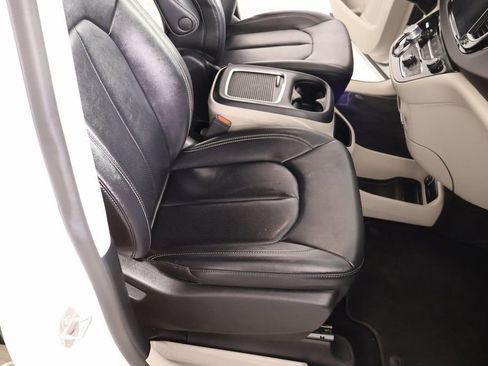 Used 2024 Chrysler Pacifica Touring-L image 13