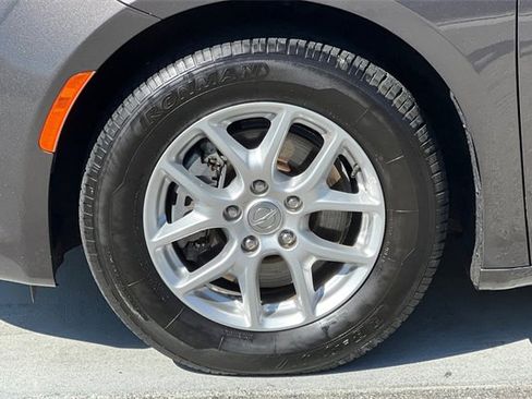 Used 2020 Chrysler Pacifica Touring-L image 32