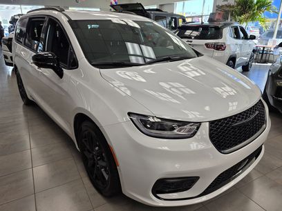 New 2026 Chrysler Pacifica Select