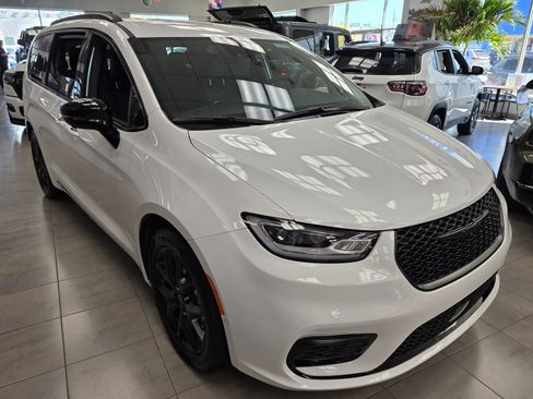 New 2026 Chrysler Pacifica Select FWD image 1