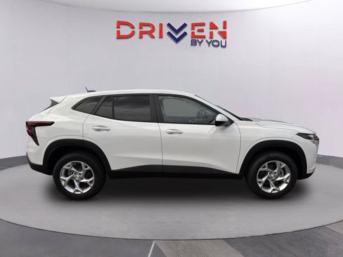 New 2026 Chevrolet Trax LS w/ LS Convenience Package FWD image 3