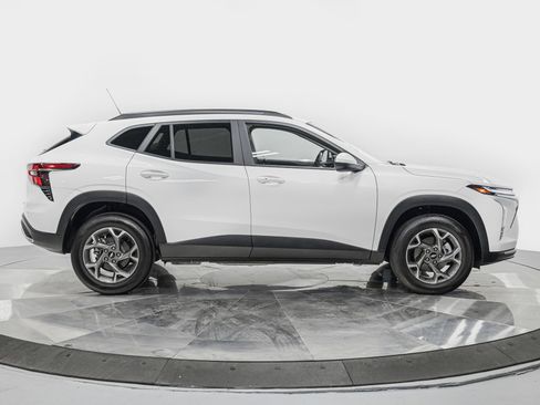 Used 2025 Chevrolet Trax LT w/ LT Convenience Package FWD image 9