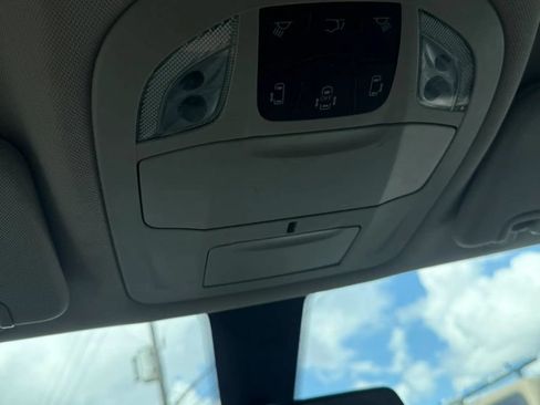 Used 2022 Chrysler Voyager LX FWD image 18
