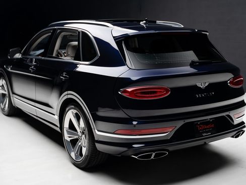 Used 2024 Bentley Bentayga AWD/4WD image 24