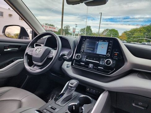 Used 2022 Toyota Highlander XLE image 13