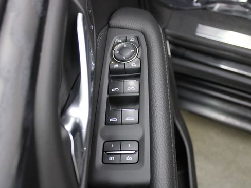 Used 2022 GMC Yukon XL Denali AWD/4WD image 12