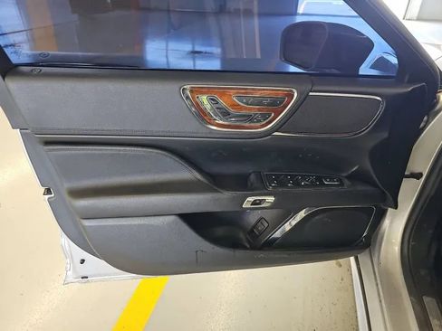 Used 2017 Lincoln Continental Reserve FWD image 12