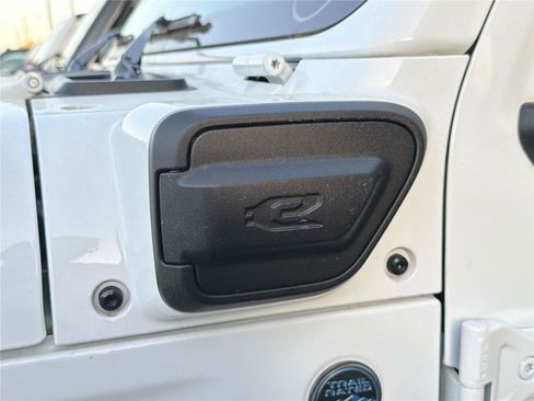 Used 2025 Jeep Wrangler Sahara image 6