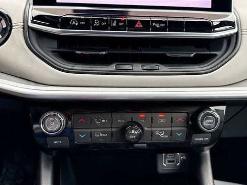 Used 2025 Jeep Compass Limited image 15