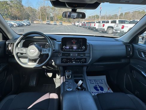 Used 2023 Nissan Pathfinder S image 17