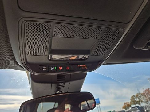 Used 2024 Chevrolet Traverse LT image 29