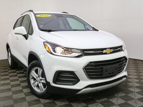 Used 2022 Chevrolet Trax LT w/ LT Convenience Package AWD/4WD image 3