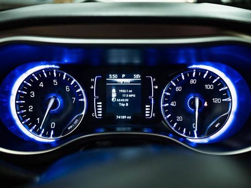 Used 2023 Chrysler Voyager LX image 17