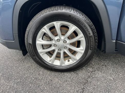 Used 2019 Jeep Cherokee Latitude w/ Popular Appearance Group FWD image 25