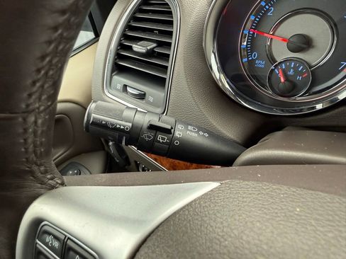 Used 2016 Chrysler Town & Country Touring-L image 23