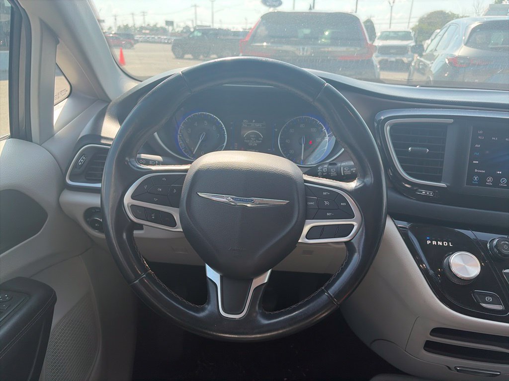 Used 2018 Chrysler Pacifica Touring-L FWD image 14