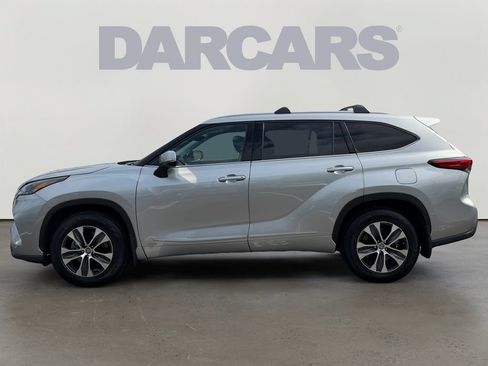 Used 2022 Toyota Highlander XLE AWD/4WD image 3