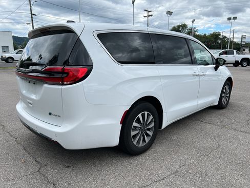 Used 2024 Chrysler Pacifica Limited FWD image 3