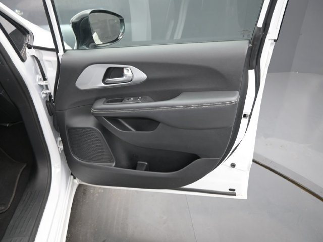 Used 2024 Chrysler Pacifica Limited FWD image 12