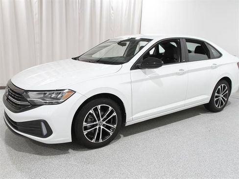 Used 2023 Volkswagen Jetta Sport image 3