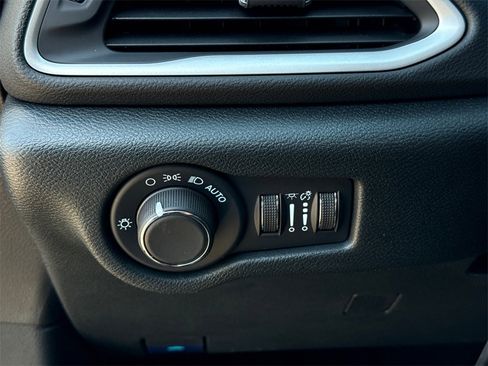 New 2025 Chrysler Voyager LX image 27