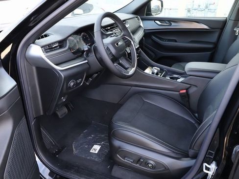 New 2025 Jeep Grand Cherokee Altitude image 9