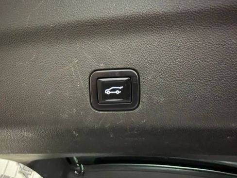 Used 2022 Chevrolet Suburban Z71 w/ Z71 Off-Road Package AWD/4WD image 25