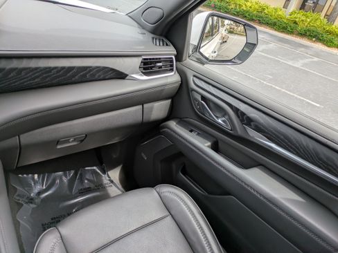Used 2024 GMC Yukon XL Denali AWD/4WD image 17
