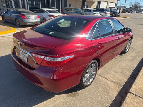 Used 2017 Toyota Camry SE image 3
