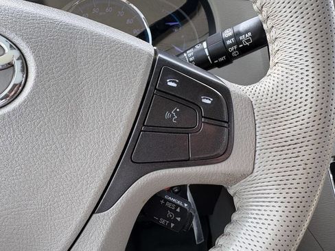 Used 2012 Toyota Sienna XLE image 19