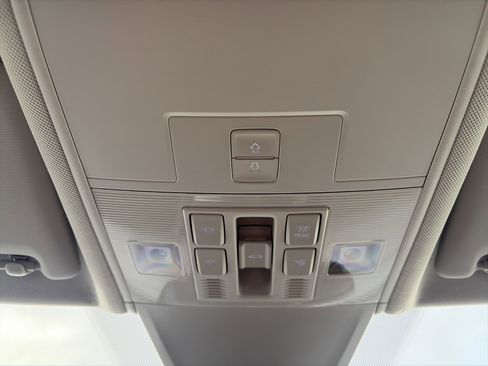 Used 2024 Volkswagen Tiguan SE w/ Panoramic Sunroof Package image 40