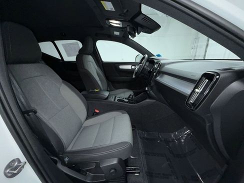 Used 2025 Volvo XC40 B5 Core image 17