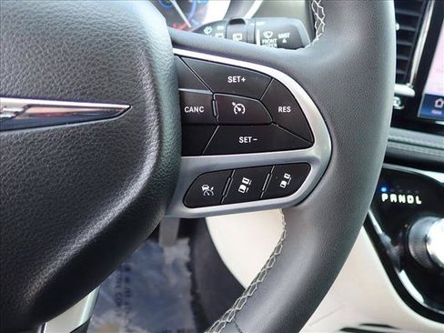Used 2023 Chrysler Pacifica Touring-L FWD image 17
