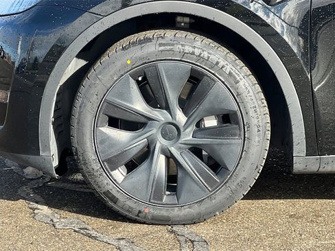 Used 2024 Tesla Model Y Long Range image 25